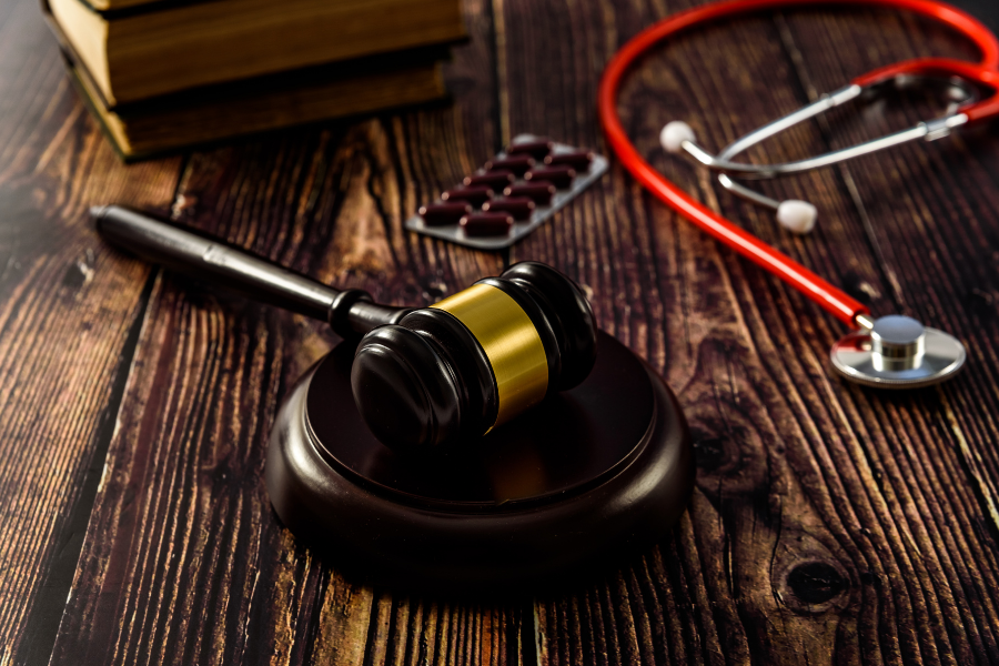 Litigio jurídico en controversias de seguros médicos y de automóvil